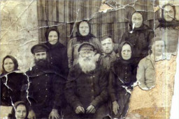 Самый молодой мужчина - Астахов Григорий Васильевич - мой дед, умер в 1948 году. Справа от него (верхий ряд) - моя бабушка - Астахова (Малашихина) Анна Афанасьевна. На снимке - Астаховы и Малашихины. Фото - явно до 1948 года, я пре…
