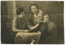 1930, в центре Татьяна Иосифовна Сапунцова, Нина Карташова и Лидия. [№ 06043]