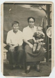 1940?, Мария Константиновна Косырева (Брагина), на руках сын Алексей Иванович  Брагин, рядом сидит сын Павел Иванович Брагин.