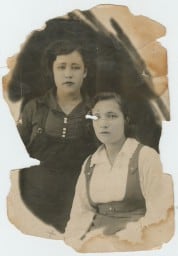 1937, Брагина Анна Ивановна с подругой (Николаевск р-на Амуре).