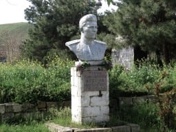 Памятник Илясову Ивану Васильевичу (1912 – 1943 гг.) в с. Хильмилли.