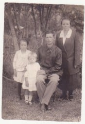 1930?. Анна Яковлевна Кастрюлина (Крылова) (1901–1992) с мужем Павлом Семёновичем Крыловым (1895–1952) и детьми