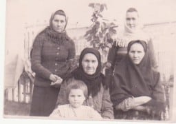 1960?, В центре Марфа Михайловна в девичестве Гуднина (Новосельцева) (1882-1975) с дочерьми и внучкой