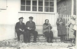 1970?, У дома первая от калитки сидит Аграфёна Яковлевна Кастрюлина (Павлова) (1894–1979). Алты-Агач.