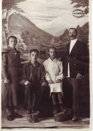 1948, (Кировакан) Андрей Павлович Лоскутов с женой Матрёной Васильевной Резановой (Лоскутовой) и детьми