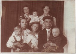 1940?, Анна Кондратьевна Подковырова (Резанова) с сыном Виктором