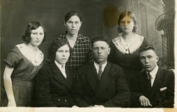 Сафоновы - нижний ряд - слева Татьяна Михеевна (1913-2000), в центре ее муж Гаврила, справа Николай Михеевич (1917-200), верхний ряд - слева Мария Михеевна (1920-2015), Анна Михеевна (1900-1996), подруга Николая…