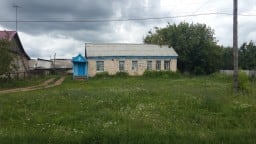 Село Покровка. На фото сохранившийся молельный дом староверов. От молокан артефактов не осталось и живых нет.