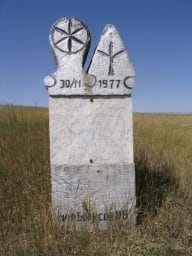 «Здесь захоронены останки наших предков пришедших из России в Алты-Агач в 1834 году, а из Алты-Агача в 1840 г., перенесенные со старых кладбищ в 1977 году»…