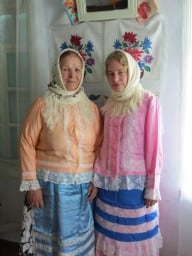 Моя бабушка и Женя в сряде «по-широкому». На заднем плане вручную расшитые полотенца — «утирки»
