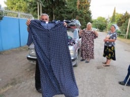 Продавец-азербайджанец смеётся и показывает мне какой цвет халата должен нравится молоканке