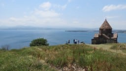 Вид на озеро Севан и монастырь Севанаванк (IX в.)