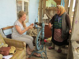 Бабушка Надя в Ново-Ивановке учит Женю прясть.